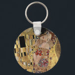 Chaveiro Detalhe do Beijo de Gustav Klimt (cerca de 1908)<br><div class="desc">Um trabalho de arte clássico que passou para o dominio público e faz presentes maravilhosos e outros produtos. Uma das obras mais famosas de Gustav Klimt, The Kiss mostra o uso proeminente da folha de ouro, e foi inspirada pelo estilo de ornamentado dos antigos mosaicos. A Klimt (1862-1918) foi um...</div>