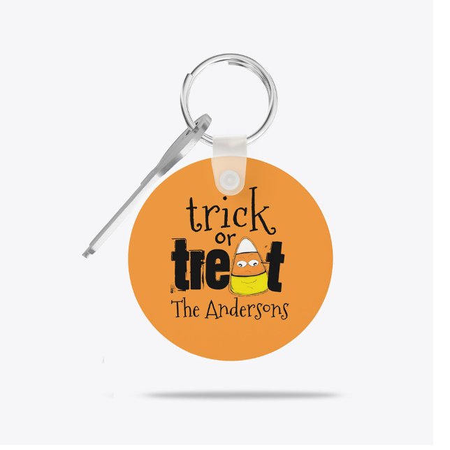 Chaveiro Doce de Milho de Halloween Personalizado para Truq (Personalized Trick or Treat Halloween keychain with candy corn and bold orange background.)