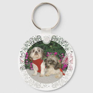 Chaveiro Dois Shih Tzus em um Jardim