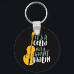 Chaveiro É um Cello Não Gigante Violino Engraçado Músico<br><div class="desc">Design de fã de música da orquestra retrorreflectora da Vintage para aqueles tocando instrumento musical de corda em uma banda de música ou sinfonia. Legal mercadoria de amante de música clássica para celista, músico e artista. Perfeito para professor de música cello, fã de orquestra e aqueles que adoram tocar violoncelo...</div>