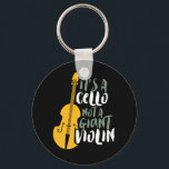 Chaveiro É um Cello Não Gigante Violino Engraçado Músico<br><div class="desc">Design de fã de música da orquestra retrorreflectora da Vintage para aqueles tocando instrumento musical de corda em uma banda de música ou sinfonia. Legal mercadoria de amante de música clássica para celista, músico e artista. Perfeito para professor de música cello, fã de orquestra e aqueles que adoram tocar violoncelo...</div>