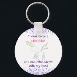 Chaveiro Edgy Unicorn com Rainbow e Confetti Funny<br><div class="desc">Um chaveiro com desenho de unicórnio. Uma nuvem fofa no final de um arco-íris no fundo. A aquarela rosa e púrpura confunde a borda superior e inferior. O texto diz: "Quero ser um Unicórnio para que possa apunhalar idiotas com a cabeça. Engraçado,  elegante e fofo.</div>