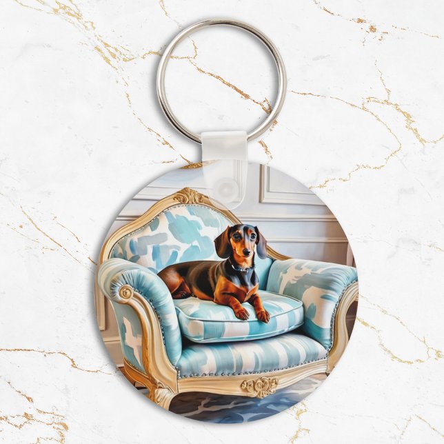 Chaveiro Elegante Dachshund em Lúxia-Cadeira-Armada Monogra (An elegant keyring for sausage dog lovers, with a picture of a dachshund lying on a luxurious chair)
