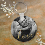 Chaveiro Elegante Dourado Script Love Black and White Photo<br><div class="desc">Personalize com a sua foto favorita,  apresentando uma bela fonte de guião dourada com a palavra amor,  criando uma memória e um presente únicos ao tesouro! Projetado por Thisnotme©</div>