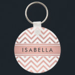 Chaveiro Elegante Pink Chevron Pattern Girly Faux Rosa Dour<br><div class="desc">Acessem suas chaves em estilo com um chaveiro moderno chic. Design apresenta um padrão e uma faixa de zag, cor-de-rosa bonito, cor-de-falso, folha de ouro rosa, e seu nome ou outro texto personalizado em uma simples fonte de fotografia de cinza escura. Este acessório elegante e moderno faz um presente na...</div>