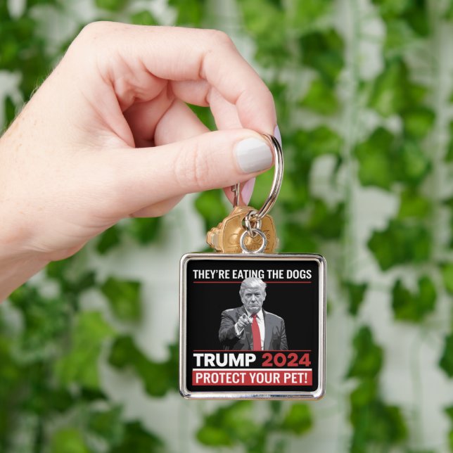Chaveiro Eles Estão Comendo Os Cães Debate Trump 2024  (Mão)