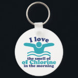 Chaveiro Engraçado Nadar Humor Eu Amo O Cheiro De Cloro<br><div class="desc">Eu Amo O Cheiro De Cloro De Manhã. Engraçado nadar canta design para aqueles que adoram passear na piscina e natação num dia quente de verão. Legal e incrível mercadoria atlética para atleta de natação. Perfeito para segundos graus ou esportes universitários. Citação divertida para aqueles que amam humor, citações espirituosas,...</div>