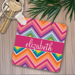 Chaveiro Enorme Padrão de Chevron Colorido com Nome<br><div class="desc">Um design de zag arrojado e gráfico em cores doces e alegres. Este design colorido pode ser encontrado em muitos estilos de caso populares. Se precisar fazer ajustes na arte,  clique no botão personalizar e faça alterações.</div>