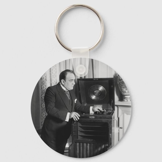 Chaveiro Enrico Caruso com fonógrafo de Marca Victrola (Frente)