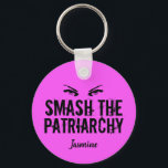 Chaveiro Esmague a Patriarquia Feminista Rosa Personalizada<br><div class="desc">Uma design ousada para os direitos das mulheres, com os olhos de uma mulher acima das palavras Esmague o Patriarcado em legal, verde sobre fundo rosa quente. Comprar este presente para cada mulher forte que você conhece para ajudá-la a se levantar e exigir igualdade. O vamos quebrou o teto de...</div>