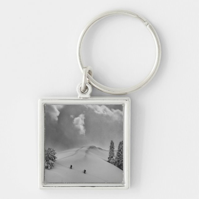 Chaveiro Esquiadores de backcountry em neve fresca (Frente)