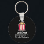 Chaveiro Eu gosto de Caramel Popcorn e talvez 3 Pessoas<br><div class="desc">Gosto De Pipoca De Caramelo E Talvez De Três Pessoas. Engraçado design de pipocas de pipoca para aqueles que amam pipocas de caramelo enquanto assistem filmes. Uma mercadoria legal e humorística para amantes de pipocas, um pouco antissocial, introvertidos e não amantes de pessoas. Perfeito para celebrar o Dia Nacional da...</div>