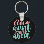 Chaveiro Eu sou a tia Legal que todos estão falando sobre e<br><div class="desc">Tia fofa e doce design para sua tia favorita, tia mais legal do planeta e a melhor irmã do mundo. Tia legal para aqueles com sobrinhos e sobrinhos fofos. Este tema também ajustado o anúncio de chá de fraldas ou gravidez da sua irmã. Estilos de vindimagem e retrorreflectores de tipografia,...</div>