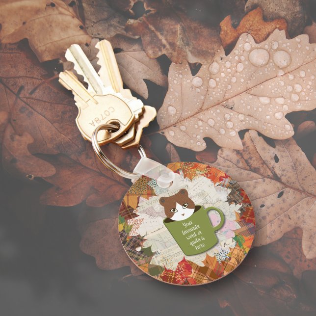 Chaveiro Fall Break Cat (A Fall Break Cat Keychain is on the ground.)