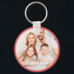 Chaveiro Família moderna desportiva Simples<br><div class="desc">Esta design simples e moderna é composta por serifa sã e tipografia de script e adiciona uma fotografia personalizada sobre o fundo da fotografia da sua família</div>