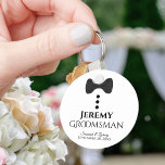 Chaveiro Favor do casamento do Padrinho de casamento Tie Tu<br><div class="desc">Este chaveiro bonitinho foi projetado como presente para seus padrinhos de casamento. Possui um design divertido com um graveto de arco preto e botões em um fundo branco. O texto diz "Padrinho de casamento" com um lugar para o seu nome, juntamente com os nomes do casal de casamento e a...</div>
