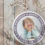 Chaveiro Feliz Aniversário Foto Personalizada Simples e Mod<br><div class="desc">Este design simples e moderno é composto por tipografia de serifa e adiciona uma foto personalizada.</div>