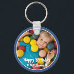 Chaveiro Feliz Aniversário Foto Simples em Estrela<br><div class="desc">Este design simples e moderno é composto por tipografia de serifa e adiciona uma foto personalizada.</div>