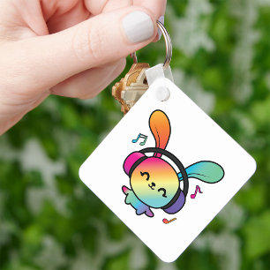 Chaveiro Feliz Bunny com fones de ouvido ouvindo música.
