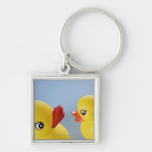 Chaveiro Fim-acima de dois patos de borracha