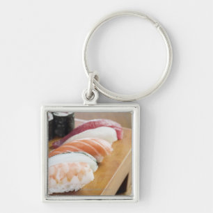 Chaveiro Fim-acima do sushi em uma mesa