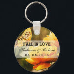 Chaveiro Flor Amarelo e Favor de Casamento de Borboleta Cha<br><div class="desc">Flores coloridas da época do primavera. Um bom chaveiro como obrigado que você dá para seus convidados. Personalizar o texto para ajustado de qualquer ocasião especial. Quer seja um casamento, chá de panela ou festa de noivado, esta chaveiro é um presente bonito e guarde seus convidados. Ou personalizá-lo para salvar...</div>