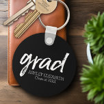 Chaveiro Formando Preto de Tendência Personalizado do Forma<br><div class="desc">Uma design moderna e mínima para uma celebração de formatura. Adicione o texto personalizado do formando ao design preto e branco para fazer uma lembrança ou um favor de festa de formatura.</div>