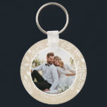 Chaveiro Foto<br><div class="desc">O chaveiro de botão redondo apresenta a sua foto favorita rodeada de folhas brancas,  bagas e pontos em fundo de marfim. DICA: Carregue uma foto de alta resolução que o coloque no meio. Chaveiros de fotos fazem presentes memoráveis para familiares e amigos ou criam por si mesmos.</div>