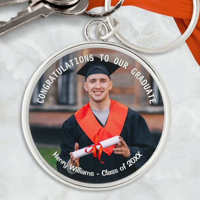 Chaveiro Foto de Formatura e Lembrança do Nome (A stylish keychain for graduation, personalized with the graduate's photo, name and 'class of' year)