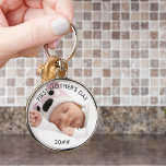 Chaveiro Foto do Bebê do Ano Personalizado do Primeiro Dia<br><div class="desc">Carregue sua foto e personalize o ano para criar seu chaveiro de fotos único para o primeiro dia de as mães da nova mãe. Uma oportunidade perfeita para adicionar uma foto de mãe e bebê, apenas bebê ou toda a família, como um amor e um tesouro eterno para curtir todos...</div>