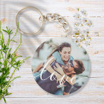 Chaveiro Foto do Casal de Script Elegante Simples<br><div class="desc">Personalize com sua foto de casal favorita,  apresentando uma bela fonte de script branco com a palavra amor,  criando uma memória e um presente únicos ao tesouro! Perfeito para presentes de casamento. Projetado por Thisnotme©</div>