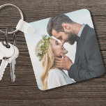 Chaveiro Foto personalizada de casamento recém-casado<br><div class="desc">Crie uma manutenção personalizada com este chaveiro de fotos personalizado, perfeito como um presente de casais, para recém-casados, ou mesmo como um favor único de casamento. Enquanto ele está configurado para apresentar fotos do casal ou novas fotos de casamento da noiva e do noivo, você pode facilmente trocar as imagens...</div>