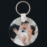 Chaveiro Foto personalizada do LOVE<br><div class="desc">Sua foto favorita em um chaveiro! Clique em 'Alterar' e carregue sua própria imagem para criar seu chaveiro ou dar como presente para a família,  amigos,  pais e avós! A palavra amor em um cheque é exibida sobre sua foto.</div>