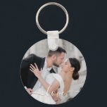 Chaveiro Foto personalizada do LOVE<br><div class="desc">Sua foto favorita em um chaveiro! Clique em 'Alterar' e carregue sua própria imagem para criar seu chaveiro ou dar como presente para a família,  amigos,  pais e avós! A palavra amor em um cheque é exibida sobre sua foto.</div>