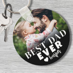 Chaveiro Foto personalizada do melhor Pai<br><div class="desc">O Melhor Pai De Fotografias Personalizadas. Este chaveiro personalizado do "Melhor Pai Nunca" é uma marca significativa projetada para celebrar o Pai e seu papel único onde quer que ele vá. Criado com uma tipografia ousada e moderna, ele apresenta o "Melhor Pai Nunca" com a opção de mudar para "Melhor...</div>