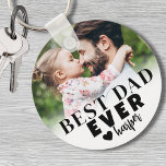 Chaveiro Foto personalizada do melhor Pai<br><div class="desc">O Melhor Pai De Fotografias Personalizadas. Este chaveiro personalizado do "Melhor Pai Nunca" é uma marca significativa projetada para celebrar o Pai e seu papel único onde quer que ele vá. Criado com uma tipografia ousada e moderna, ele apresenta o "Melhor Pai Nunca" com a opção de mudar para "Melhor...</div>