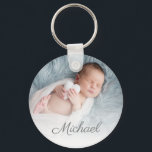 Chaveiro foto recém-nascido personalizada<br><div class="desc">texto personalizado elegante com foto de um bebê recém-nascido.</div>