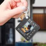 Chaveiro Fotografia do primeiro novo papai do Dia de os pai<br><div class="desc">O melhor pai de sempre feliz Tipografia branca em negrito do primeiro Dia de os pais em cinzas escuras com o novo papai de quadros de carvão rusticado personalizado de dois lados com sua foto,  texto e assinatura.</div>