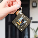 Chaveiro Fotografia do primeiro novo papai do Dia de os pai<br><div class="desc">O melhor pai de sempre feliz Tipografia branca em negrito do primeiro Dia de os pais no novo papai rústico do quadro-negro verde-oliva escura personalizado com chaveiro duplo,  com sua foto,  texto e assinatura.</div>