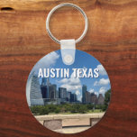 Chaveiro Fotografia Skyline na Cidade de Austin do Texas<br><div class="desc">Este chaveiro de Austin Texas moderno apresenta belos céus azuis e nuvens sobre o horizonte da cidade. Todos os novos prédios contra as bonito árvores verdes que epitomizam a beleza do centro urbano e a natureza do lugar. Oferta de manutenção de viagem para um visitante ou uma Austinita local que...</div>