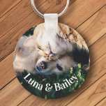 Chaveiro Fotos personalizadas simples do Pet 2<br><div class="desc">Este adorável chaveiro de animais de estimação apresenta duas das suas fotos favoritas com os seus nomes de animais de estimação escritos abaixo num clássico e simples tipo branco. A perfeita manutenção para os donos de gatos e cães!</div>