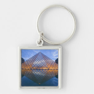 Chaveiro França, Paris. O Louvre ao crepúsculo. Crédito