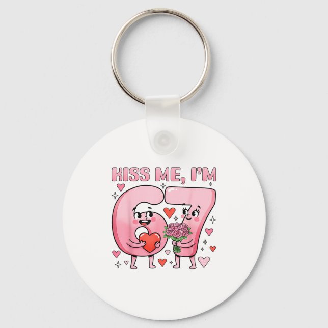 Chaveiro Funny Kiss Me I'm 67 Cute Valentine's Day Couples  (Frente)