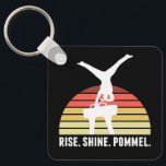 Chaveiro Funny Mens Gymnastics Come Sono Pommel Horse<br><div class="desc">Este legal chaveiro de ginástica significa mostra um ginasta macho em uma banca de mão em um cavalo pommel em frente a um belo pôr do sol. A citação engraçada diz RISE SHINE POMEL.</div>
