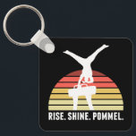 Chaveiro Funny Mens Gymnastics Come Sono Pommel Horse<br><div class="desc">Este legal chaveiro de ginástica significa mostra um ginasta macho em uma banca de mão em um cavalo pommel em frente a um belo pôr do sol. A citação engraçada diz RISE SHINE POMEL.</div>