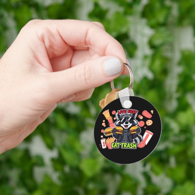 Chaveiro Funny Raccoon ‘Live Fast Eat Trash’ (Mão)