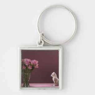 Chaveiro Gatinho que olha o vaso dos rosas