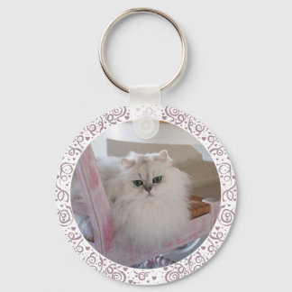 Chaveiro Gato Persa Branco em uma Cadeira Rosa