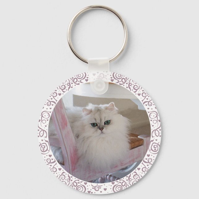 Chaveiro Gato Persa Branco em uma Cadeira Rosa (Frente)