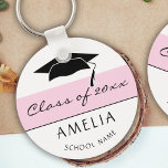 Chaveiro Graduação de Classe Rosa Moderna e Nome do Formand<br><div class="desc">Chaveiro de classe de graduação rosa moderna e simples com nome de formando,  nome da escola e boné de formatura preto. Faixa rosa sobre fundo branco. Personalize o chaveiro e faça um presente personalizado de excelente e guarde um formando.</div>